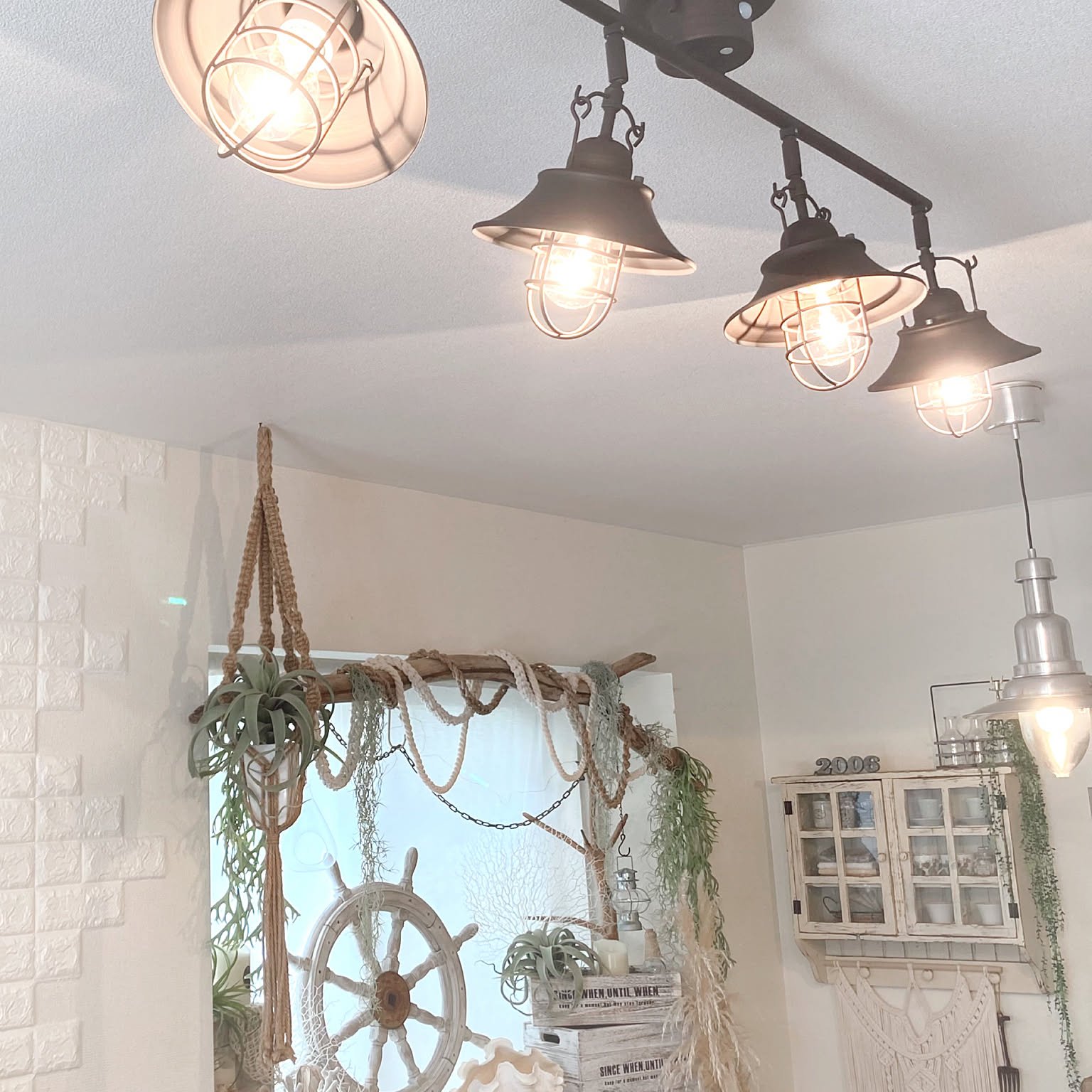 みんなの口コミ拝見！】Ampouleの人気照明「ラウタ 4灯シーリング